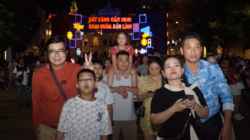 Người dân đổ về trung tâm Thành phố Hồ Chí Minh để xem màn bắn pháo hoa đón chào năm mới. (Ảnh: Thế Anh)