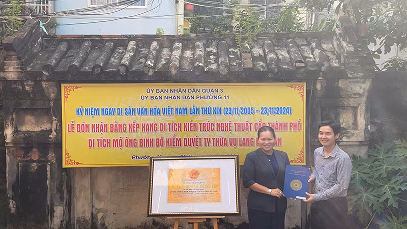 Mộ ông Binh Bộ Kiểm duyệt Ty, Thừa vụ lang họ Trần (Quận 3) được xếp hạng di tích kiến trúc-nghệ thuật cấp thành phố.