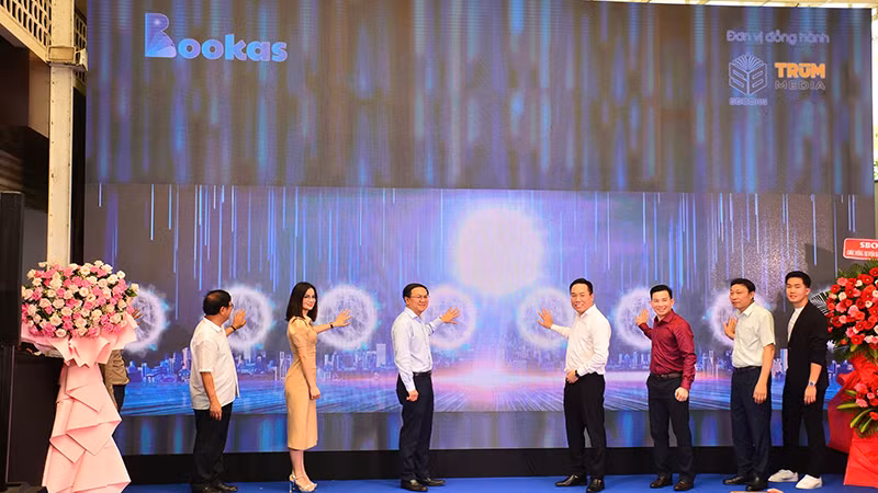 Các đại biểu thực hiện nghi thức ra mắt ứng dụng Sách nói Bookas.