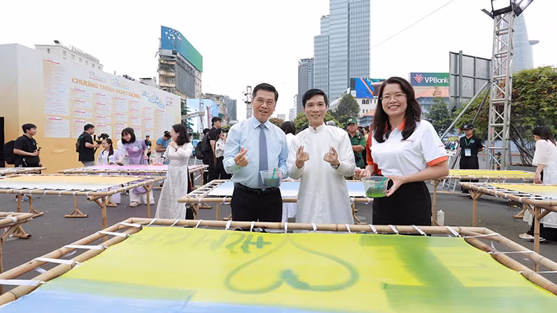 Các đại biểu tham quan các hoạt động tại lễ phát động Tuần lễ Du lịch lần thứ 4.