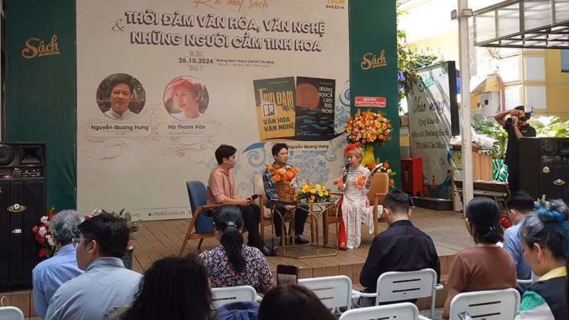 Quang cảnh buổi ra mắt sách.