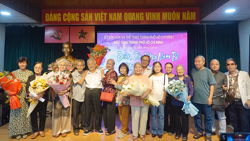 Ban tổ chức tặng hoa cho các khách mời.