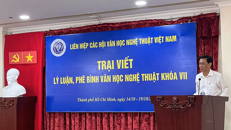 Đồng chí Nguyễn Thọ Truyền, Phó Trưởng Ban Tuyên giáo Thành ủy Thành phố Hồ Chí Minh phát biểu tại buổi khai mạc trại viết.