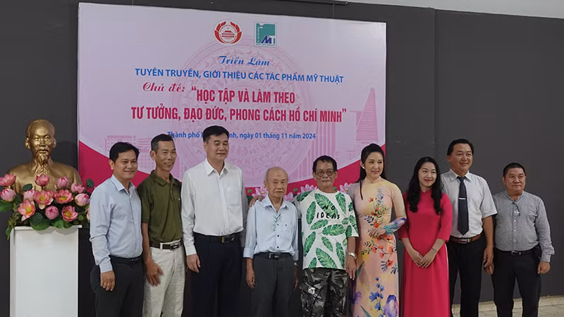 Đại biểu chụp ảnh lưu niệm với các tác giả có tác phẩm trưng bày.