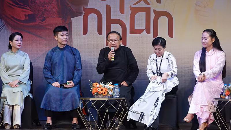 Ông Huỳnh Anh Tuấn (áo đen), Giám đốc Công ty Trách nhiệm hữu hạn Sân khấu-Nghệ thuật Thái Dương thông tin về dự án tại buổi họp báo.