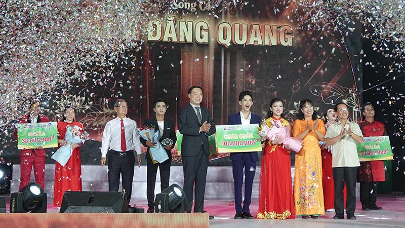 Ban tổ chức trao giải Nhất cho cặp đôi Vương Quan Trí và Phạm Mỹ Huyền.