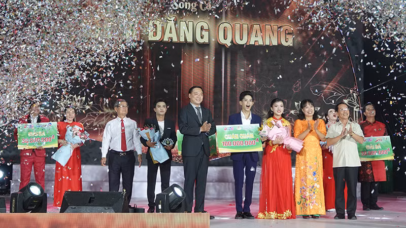 Ban tổ chức trao giải Nhất cho cặp đôi Vương Quan Trí và Phạm Mỹ Huyền.