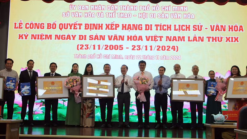 Trao bằng xếp hạng di tích cấp thành phố cho các đơn vị có công trình được xếp hạng.