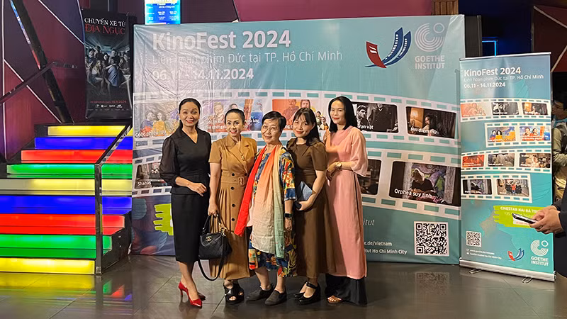 Các đại biểu, khán giả đến dự chương trình khai mạc Liên hoan phim Đức tại Thành phố Hồ Chí Minh.