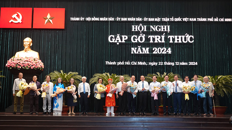 Lãnh đạo Thành phố Hồ Chí Minh tri ân và chúc mừng các đại biểu trí thức là Anh hùng Lực lượng vũ trang nhân dân, Nhà giáo nhân dân, Thầy thuốc nhân dân, Nghệ sĩ nhân dân, Nhà nghiên cứu.