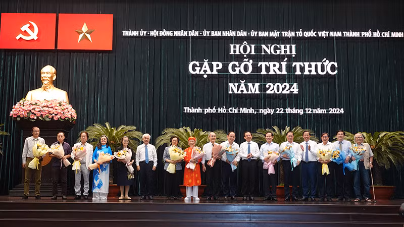 Lãnh đạo Thành phố Hồ Chí Minh tri ân và chúc mừng các đại biểu trí thức là Anh hùng Lực lượng vũ trang nhân dân, Nhà giáo nhân dân, Thầy thuốc nhân dân, Nghệ sĩ nhân dân, Nhà nghiên cứu.