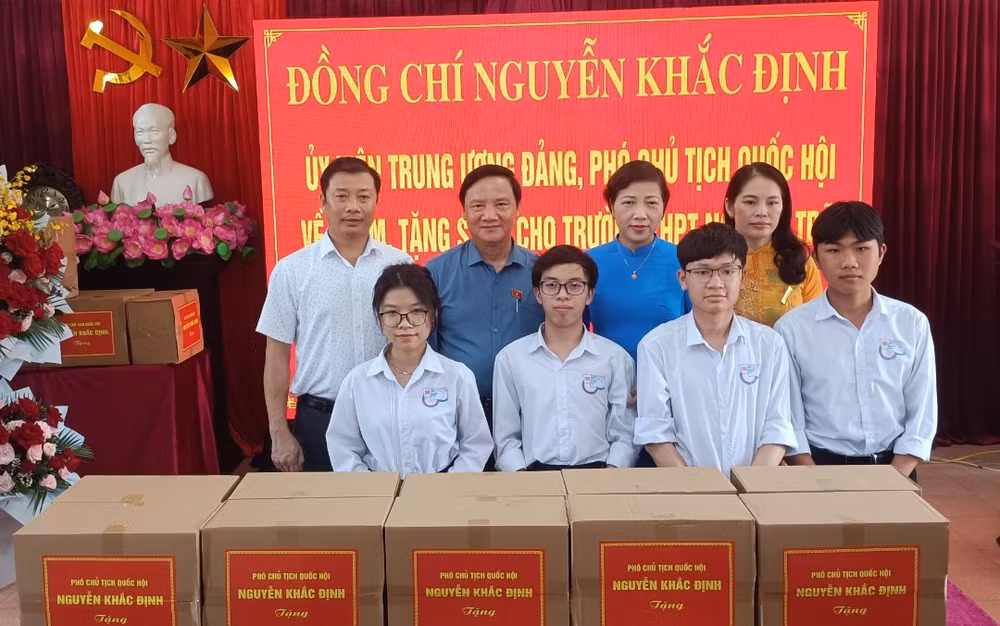 Phó Chủ tịch Quốc hội Nguyễn Khắc Định trao 1.000 cuốn sách cho thầy và trò trường THPT Nguyễn Trãi, huyện Vũ Thư, tỉnh Thái Bình.