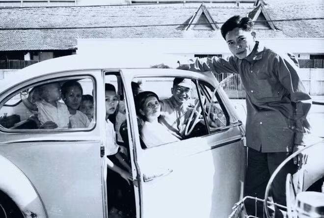 Sau khi giải phóng miền Nam, thống nhất đất nước, năm 1975, đồng chí Lai đã lái chiếc xe trên đi đón mẹ và gia đình từ quê hương Thái Bình vào thăm. (Ảnh gia đình cung cấp)