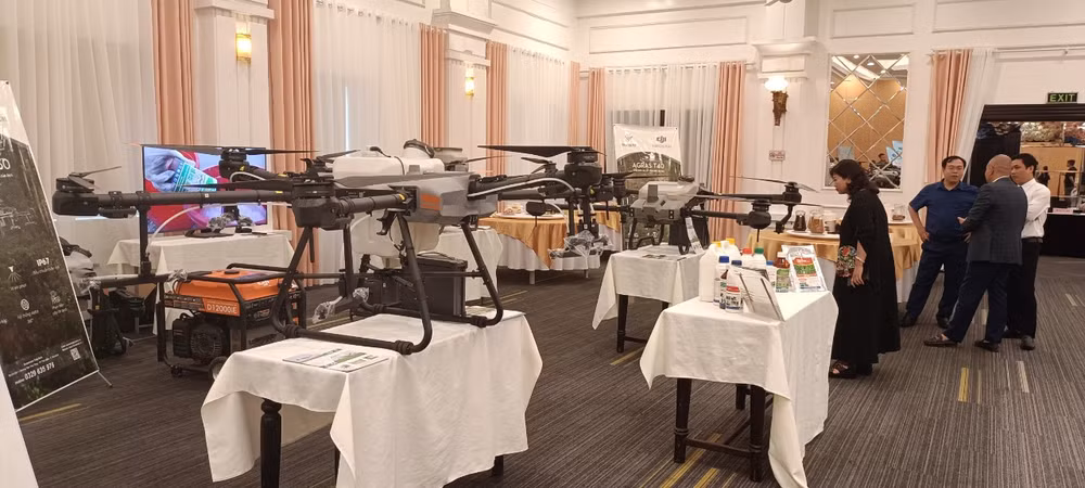 Các doanh nghiệp giới thiệu mẫu máy bay nông nghiệp đáp ứng mô hình sản xuất lớn hiện nay.