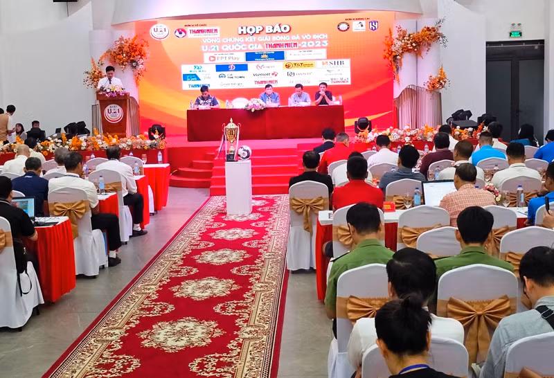 Quang cảnh lễ bốc thăm, chia bảng thi đấu bóng đá.