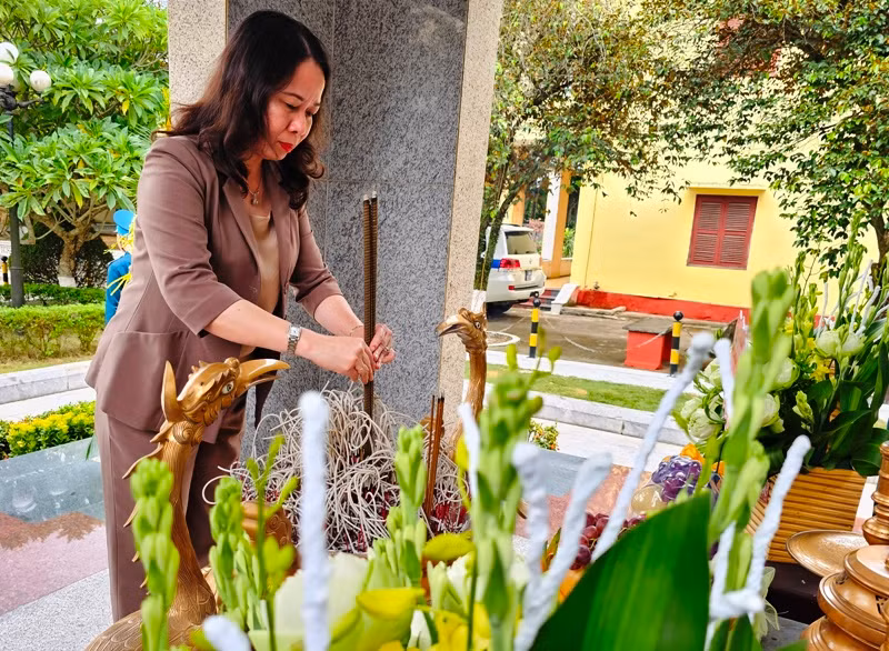Phó Chủ tịch nước dâng hương tưởng niệm các Anh hùng, liệt sĩ.