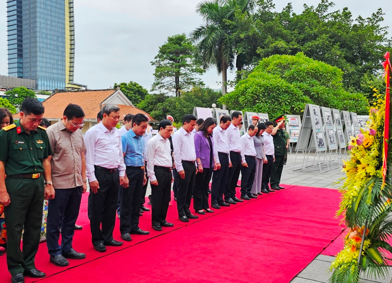 Phó Chủ tịch nước cùng các đại biểu thành kính tưởng niệm Chủ tịch Hồ Chí Minh vĩ đại.