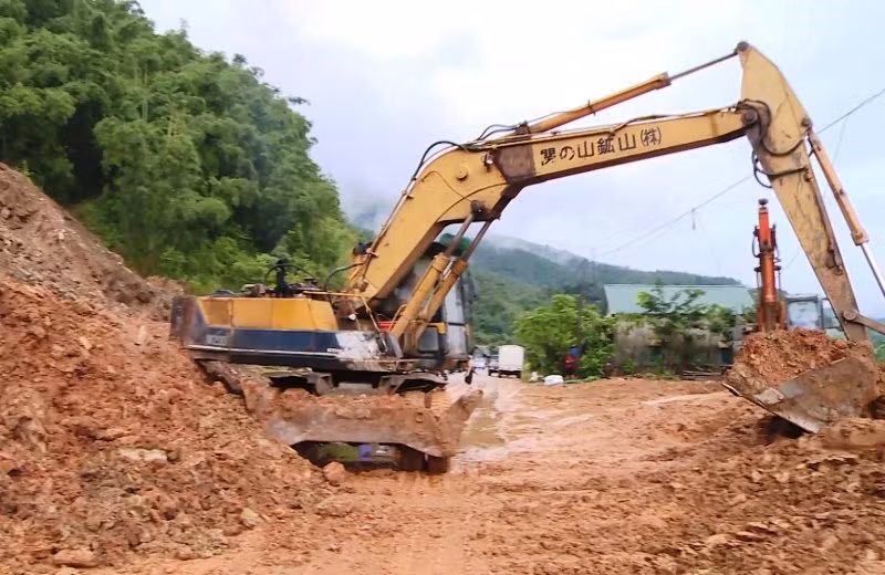 Phương tiện cơ giới xử lý điểm sạt lở trên quốc lộ 15 thuộc huyện Quan Hóa.