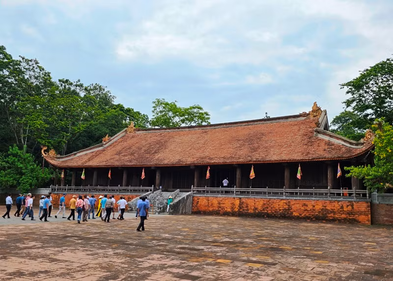 Du khách tìm về di tích Lam Kinh.