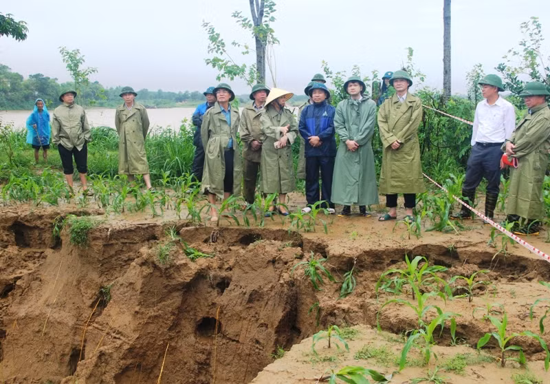 Lãnh đạo tỉnh Thanh Hóa cùng các thành viên đoàn công tác nắm bắt hiện trạng sạt lở bãi bồi ở xã Vĩnh Hòa, huyện Vĩnh Lộc.