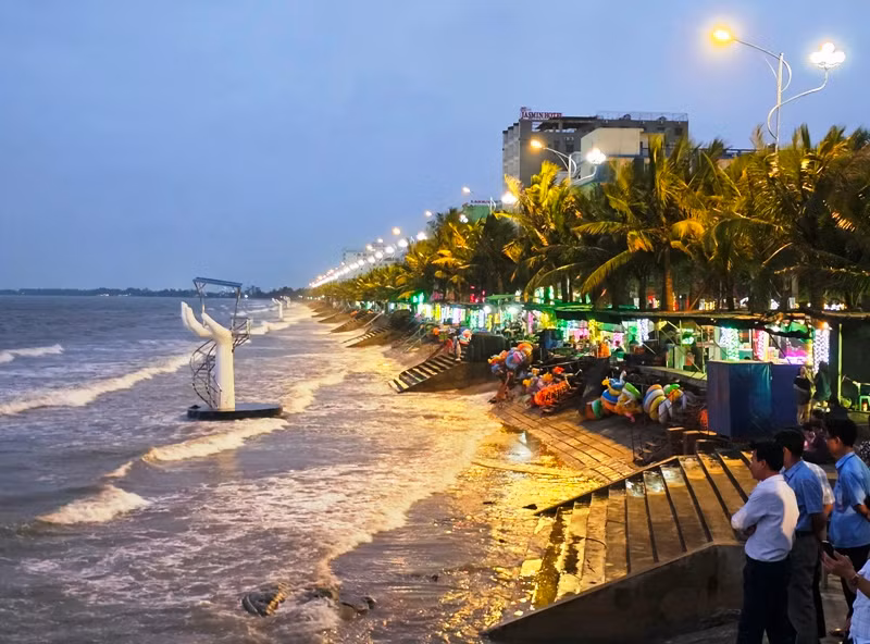 Chiều muộn ở bãi biển Hải Tiến ở huyện Hoằng Hóa.