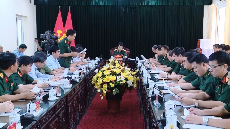 Quang cảnh buổi làm việc tại Bộ Chỉ huy Quân sự tỉnh Thanh Hóa.