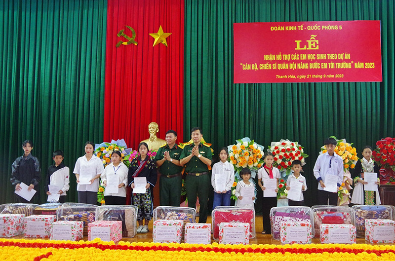 Đại diện Đoàn Kinh tế-Quốc phòng 5 trao quà và quyết định hỗ trợ 11 học sinh.