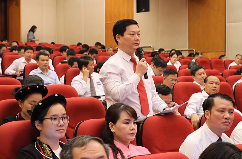 Đại biểu thảo luận, đóng góp ý kiến tại kỳ họp.