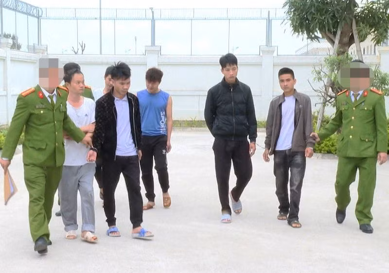 Công an áp giải nhóm đối tượng buôn, bán ma túy.