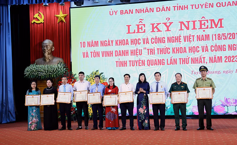 Lãnh đạo tỉnh Tuyên Quang trao bằng khen cho tập thể, cá nhân có nhiều thành tích trong công tác quản lý và triển khai hoạt động khoa học và công nghệ.
