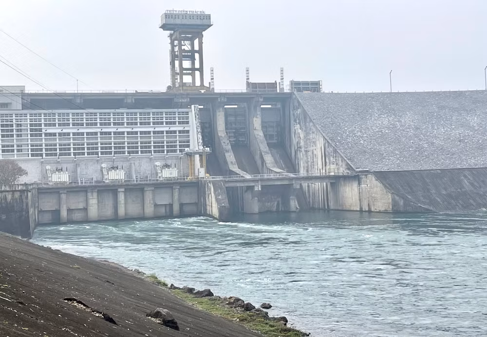 Thủy điện Thác Bà đang xả nước phục vụ gieo cấy lúa vụ Xuân 2023.