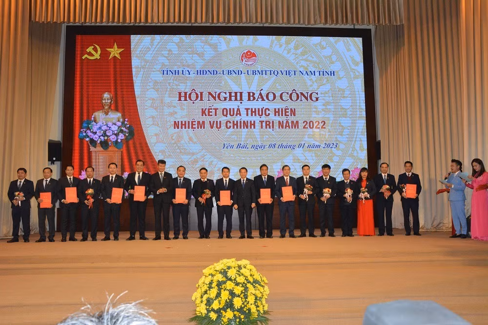 Các cá nhân được khen thưởng tại hội nghị.