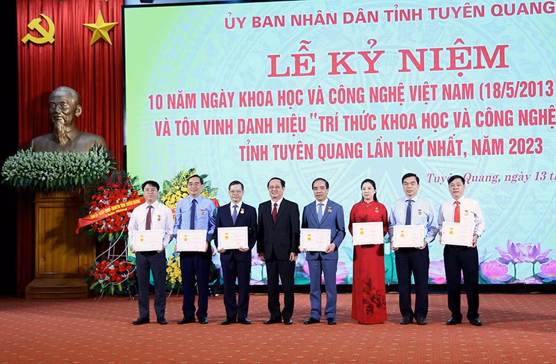 Lãnh đạo Bộ Khoa học và Công Nghệ trao tặng Kỷ niệm chương “Vì sự nghiệp Khoa học và Công nghệ” cho các cá nhân.