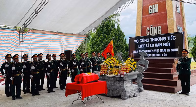 Lễ truy điệu và an táng hài cốt liệt sĩ Lò Văn Nối.
