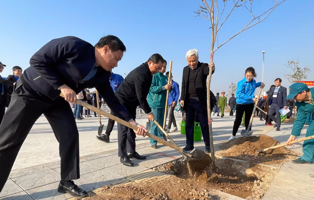 Các đồng chí lãnh đạo tỉnh Hải Dương trồng cây tại lễ phát động Tết trồng cây mùa xuân đời đời nhớ ơn Bác Hồ.