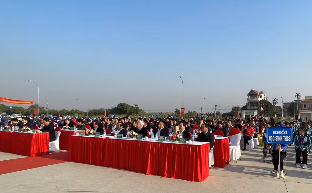 Cán bộ và nhân dân Hải Dương dự Lễ phát động trồng cây mùa xuân.