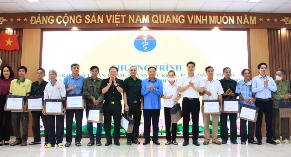 Lãnh đạo các cấp tỉnh Lai Châu tặng quà cho người có công, thân nhân, gia đình liệt sĩ và thương bệnh binh.