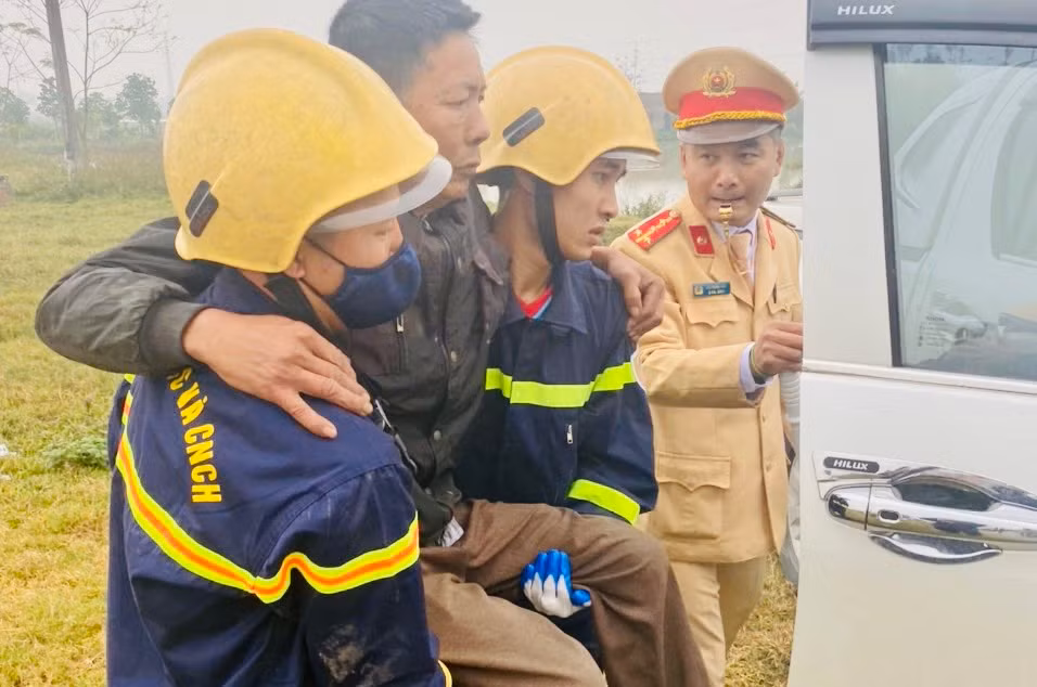 Lực lượng công an giải cứu nạn nhân khỏi vị trí mắc kẹt, đưa nạn nhân đi cấp cứu