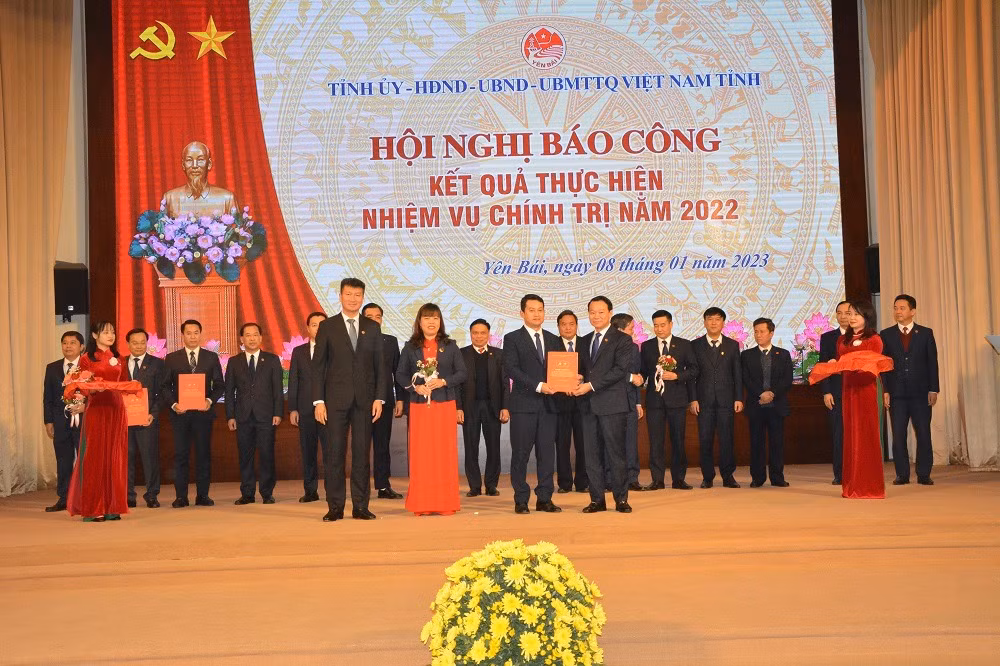 Bí thư Tỉnh ủy Đỗ Đức Duy trao thưởng cho cán bộ nhân dân thị xã Nghĩa Lộ.