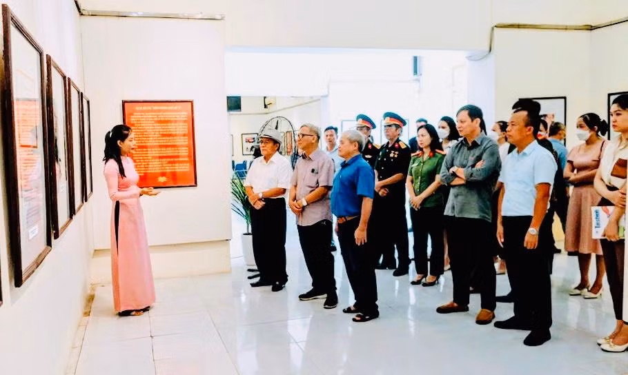 Triển lãm ảnh, tư liệu “Uống nước nhớ nguồn” tại Nhà trưng bày triển lãm thành phố Hải Phòng.