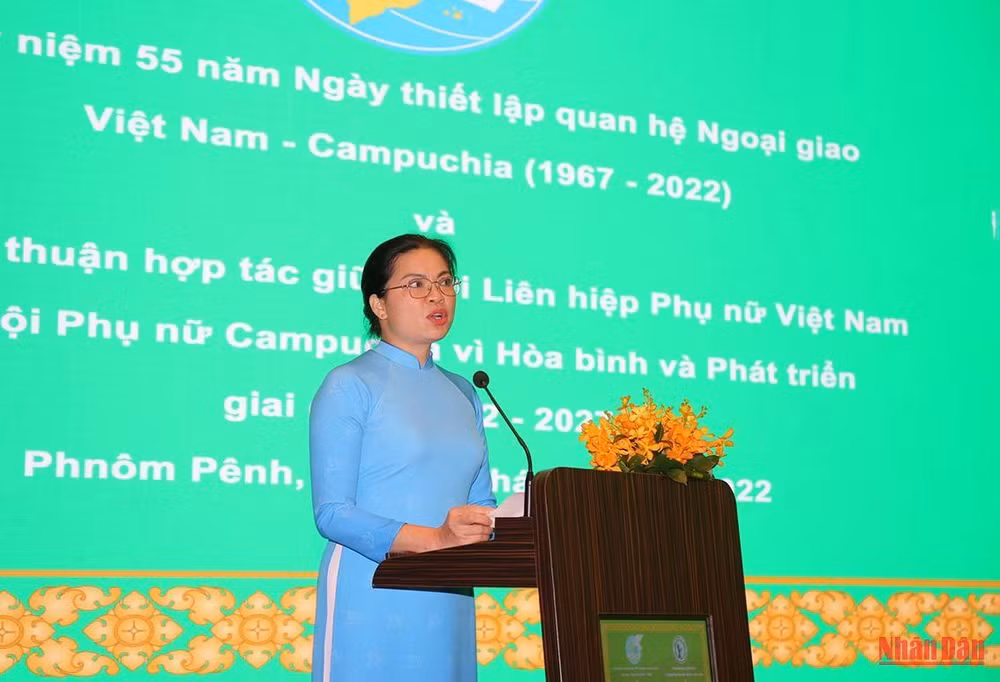 Chủ tịch Hội Liên hiệp Phụ nữ Việt Nam Hà Thị Nga phát biểu ý kiến.