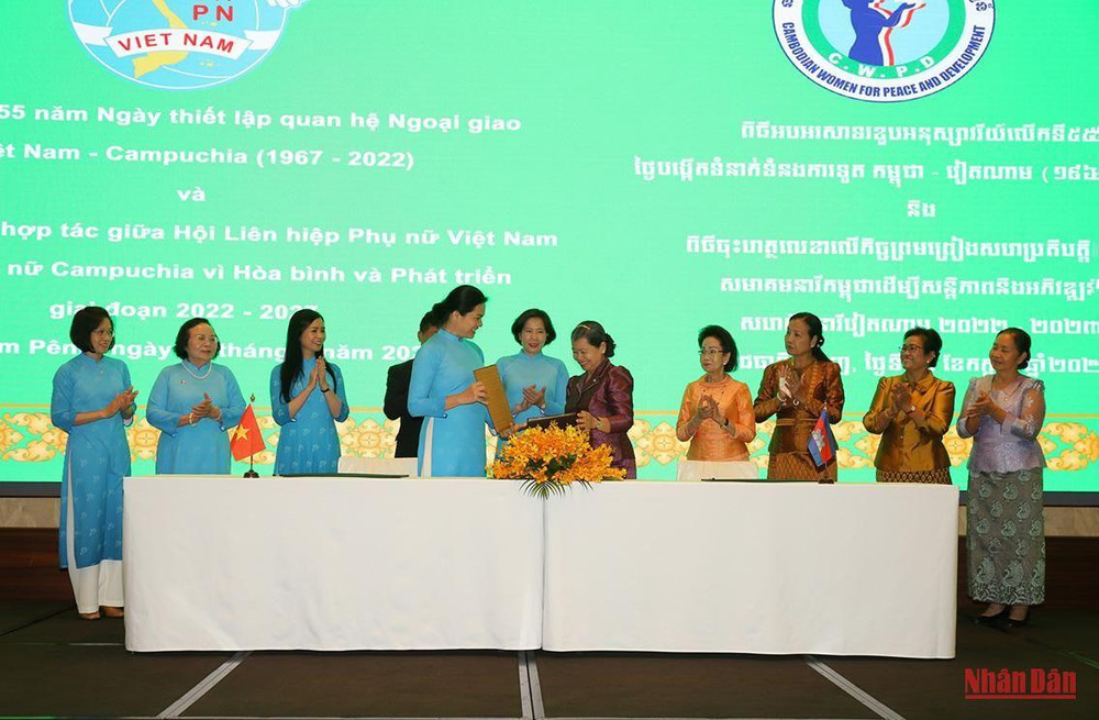 Đại diện hai hội phụ nữ ký thỏa thuận hợp tác.