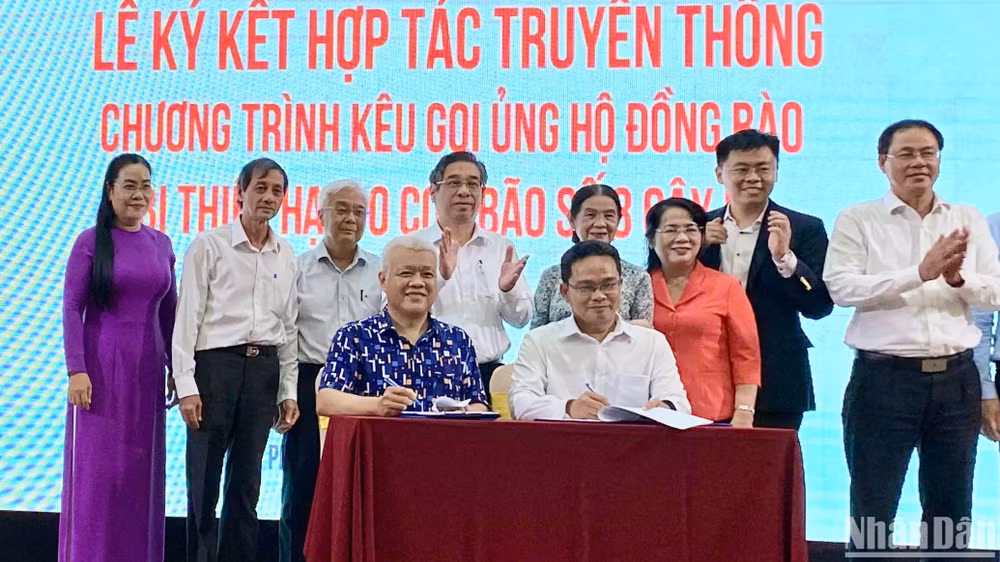 Đại diện lãnh đạo hai đơn vị ký hợp tác truyền thông lan tỏa các thông điệp tích cực. (Ảnh: HUYỀN TRÂN)