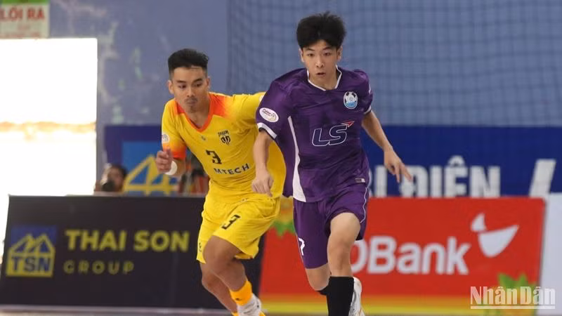 Cầu thủ hai đội Sài Gòn Titans Thành phố Hồ Chí Minh (vàng)- Hà Nội (tím) trong trận đấu ở vòng 13.