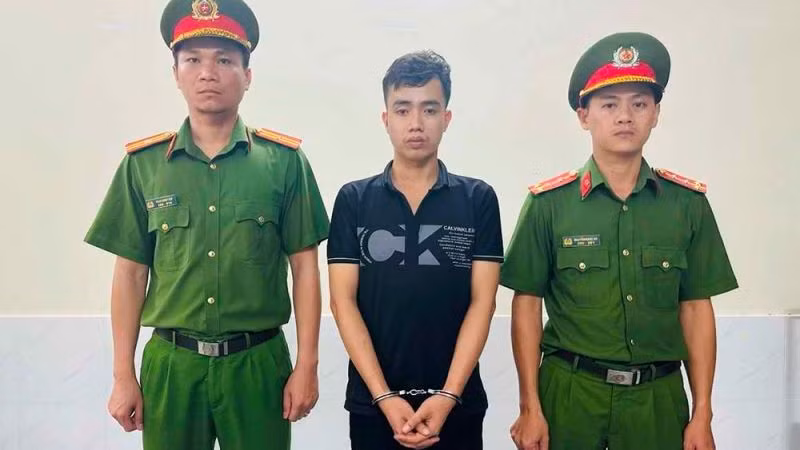 Đối tượng giết người Nguyễn Đăng Khoa (áo đen) tại cơ quan chức năng.