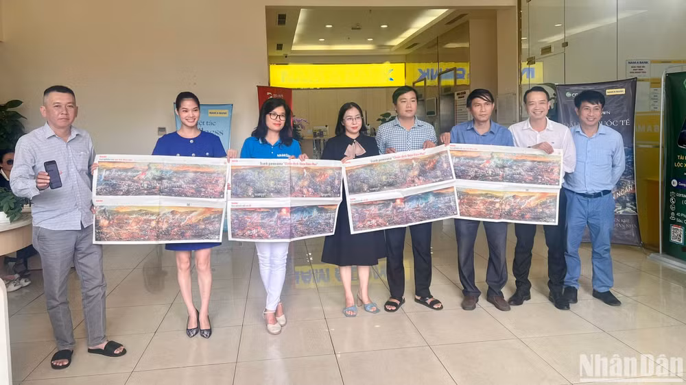 Bức tranh panorama về Chiến dịch Điện Biên Phủ tạo nên "cơn sốt" trong làng báo nhiều ngày qua (Ảnh: THẾ ANH)