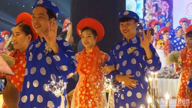 Lần đầu được trang điểm, chụp ảnh cưới và bước trên lễ đường, các cặp tình nhân không giấu được nỗi xúc động.