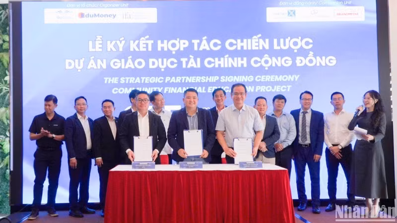 Các đơn vị ký kết các nội dung hợp tác của dự án Mạng xã hội học tập và giáo dục tài chính.