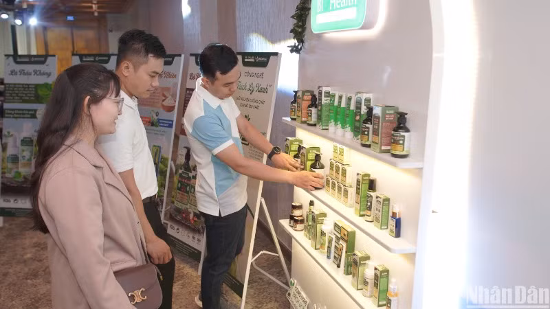 Các khách hàng tìm hiểu các sản phẩm từ nhãn hàng BioHealth.