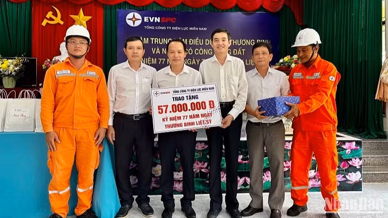 Lãnh đạo, Công đoàn ngành điện miền nam trao kinh phí hỗ trợ đến Trung tâm Điều dưỡng Thương binh và Người có công Long Đất.